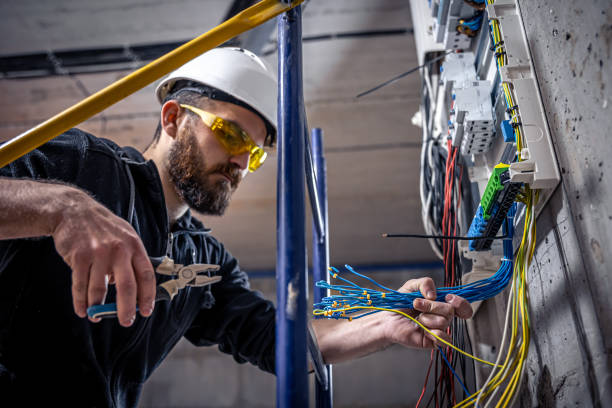 Best Affordable Emergency Electrician  in Des Moines, IA